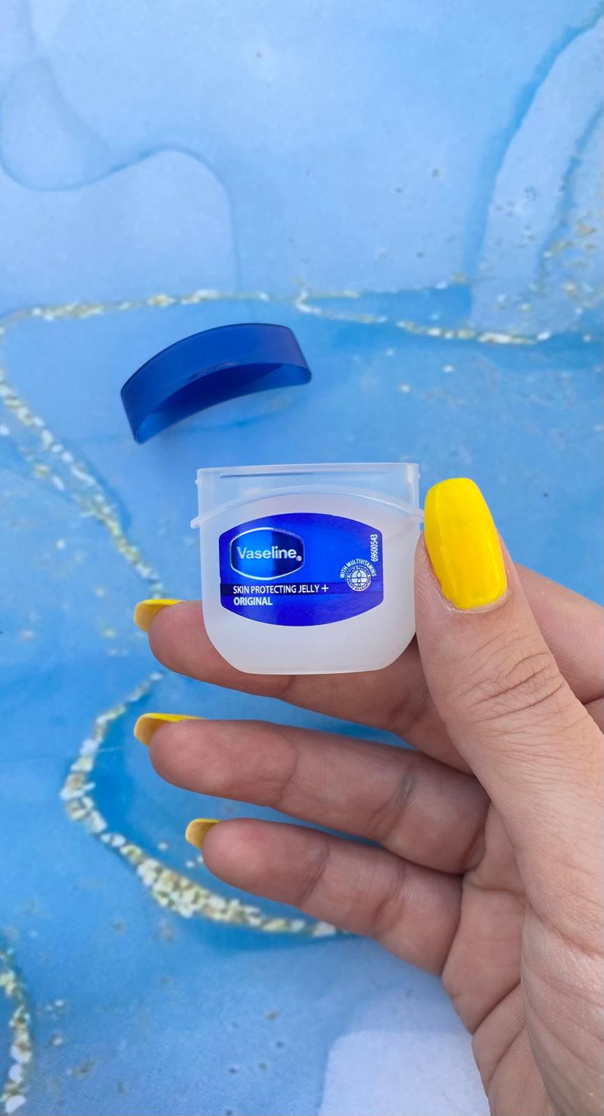 بالم لب کاسه ای وازلین Vaseline