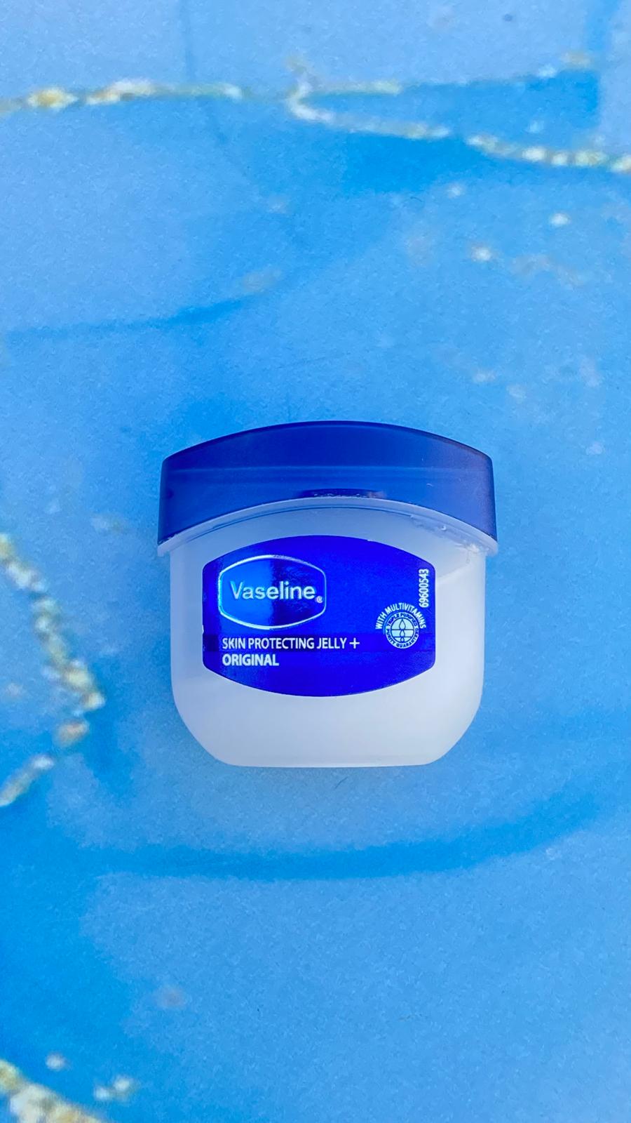 بالم لب کاسه ای وازلین Vaseline