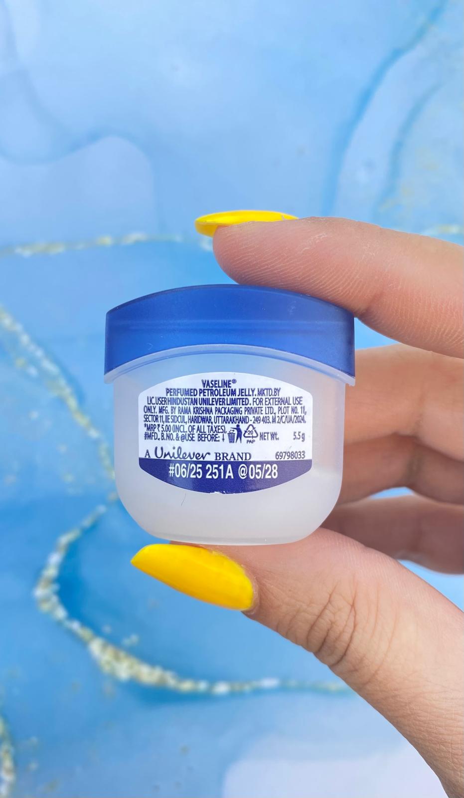 بالم لب کاسه ای وازلین Vaseline