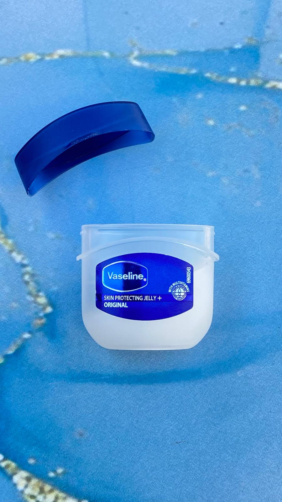 بالم لب کاسه ای وازلین Vaseline