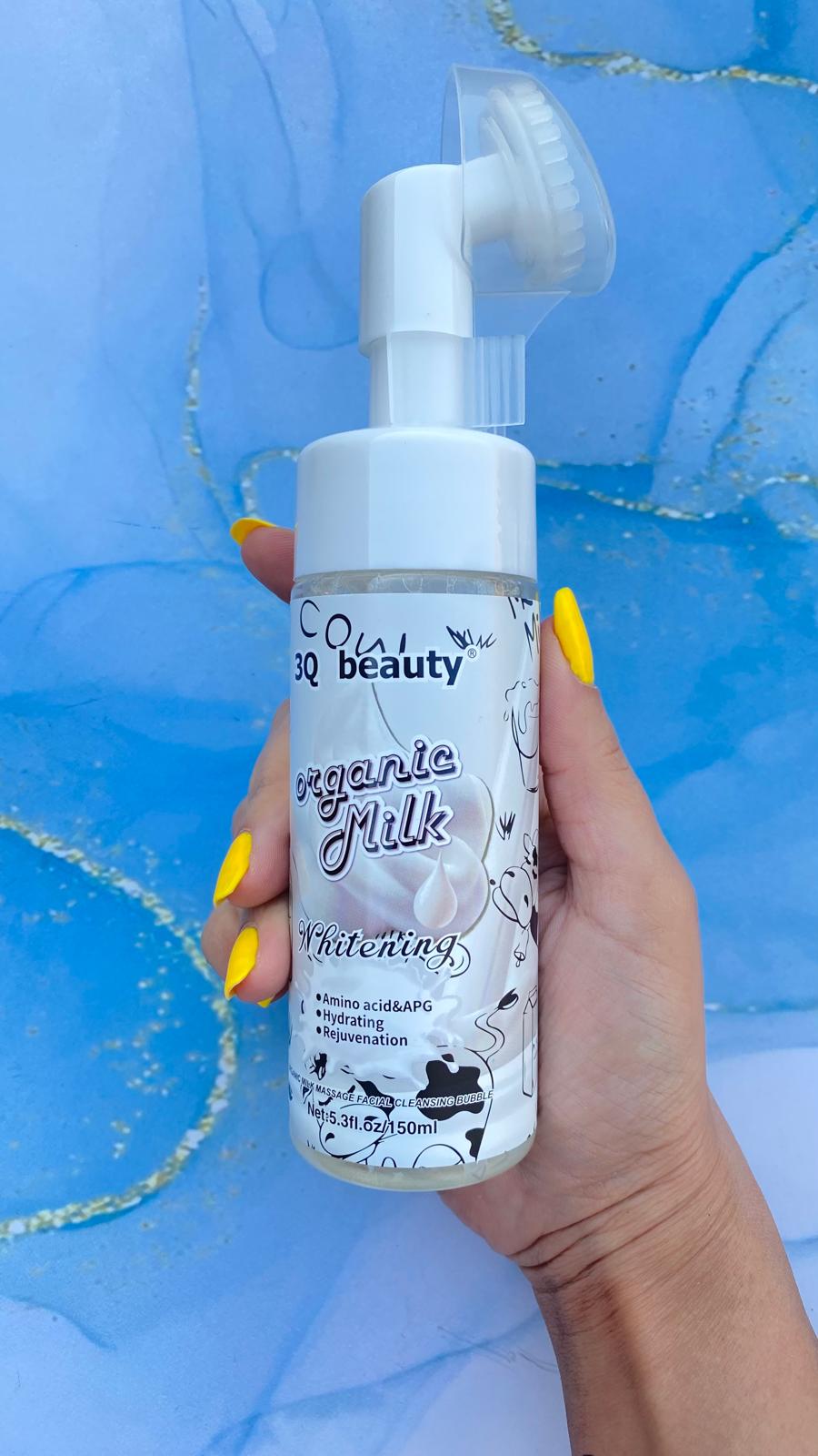 فوم شستشو صورت براش دار مدل شیر گاو 3Q beauty